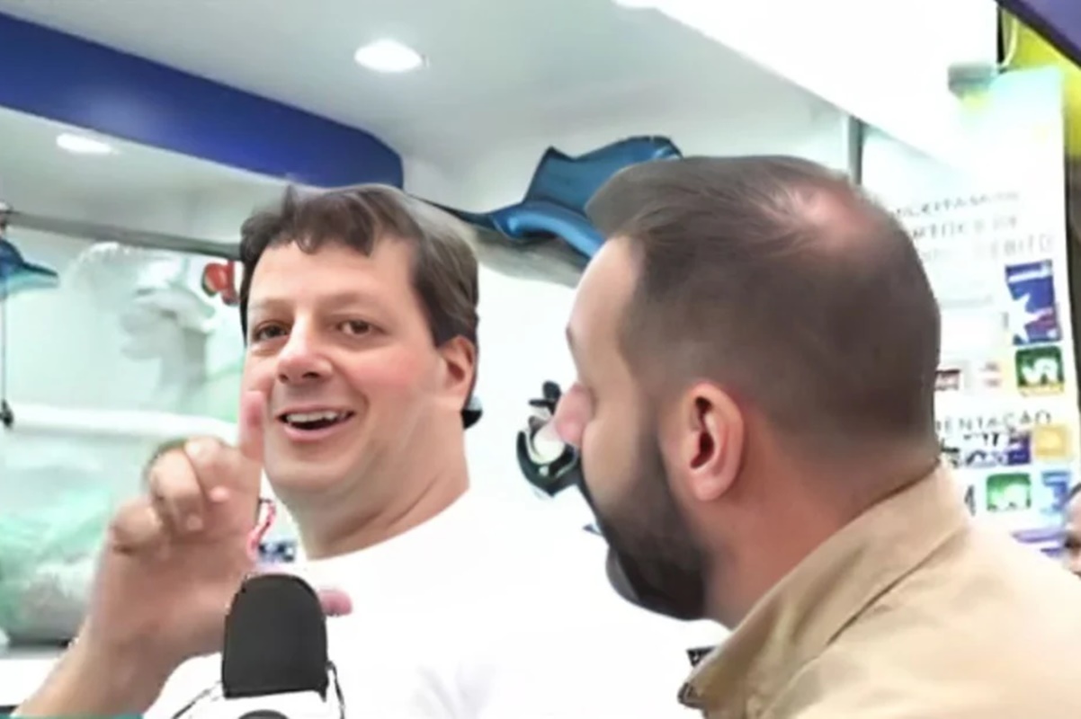 “faz-o-l”:-homem-protesta-ao-vivo-durante-reportagem-da-globo