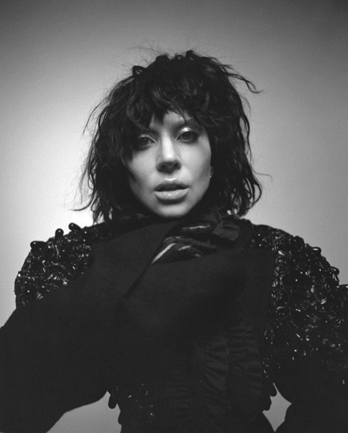 lady-gaga-enfrenta-problema-com-microfone-em-festival:-“canto-ao-vivo”