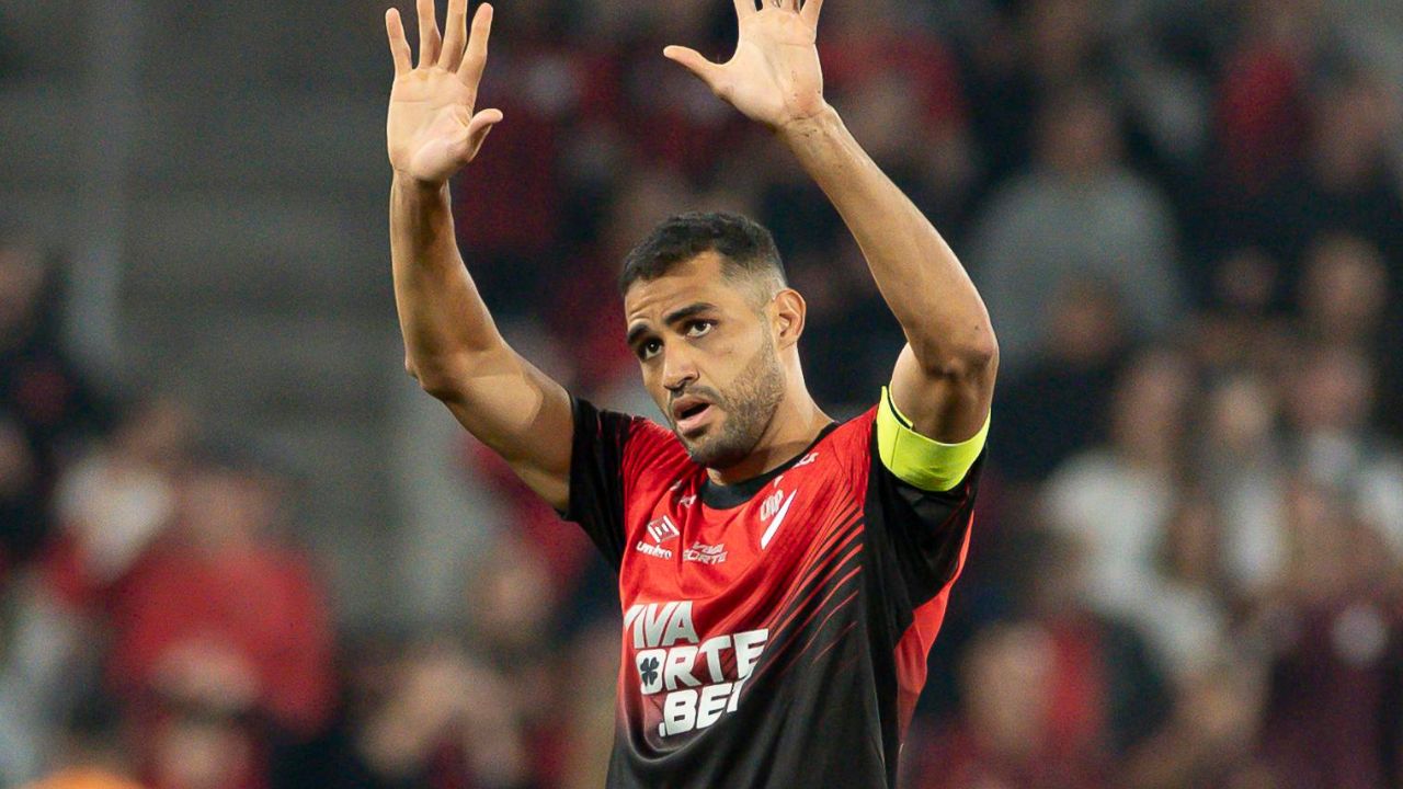 athletico:-novo-uniforme-da-sorte,-mas-torcida-nao-perdoa-barbieri