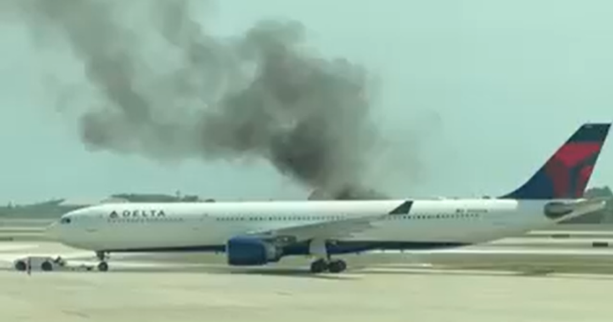 aviao-pega-fogo-e-cerca-de-300-passageiros-sao-evacuados-da-aeronave-em-orlando,-nos-eua;-veja