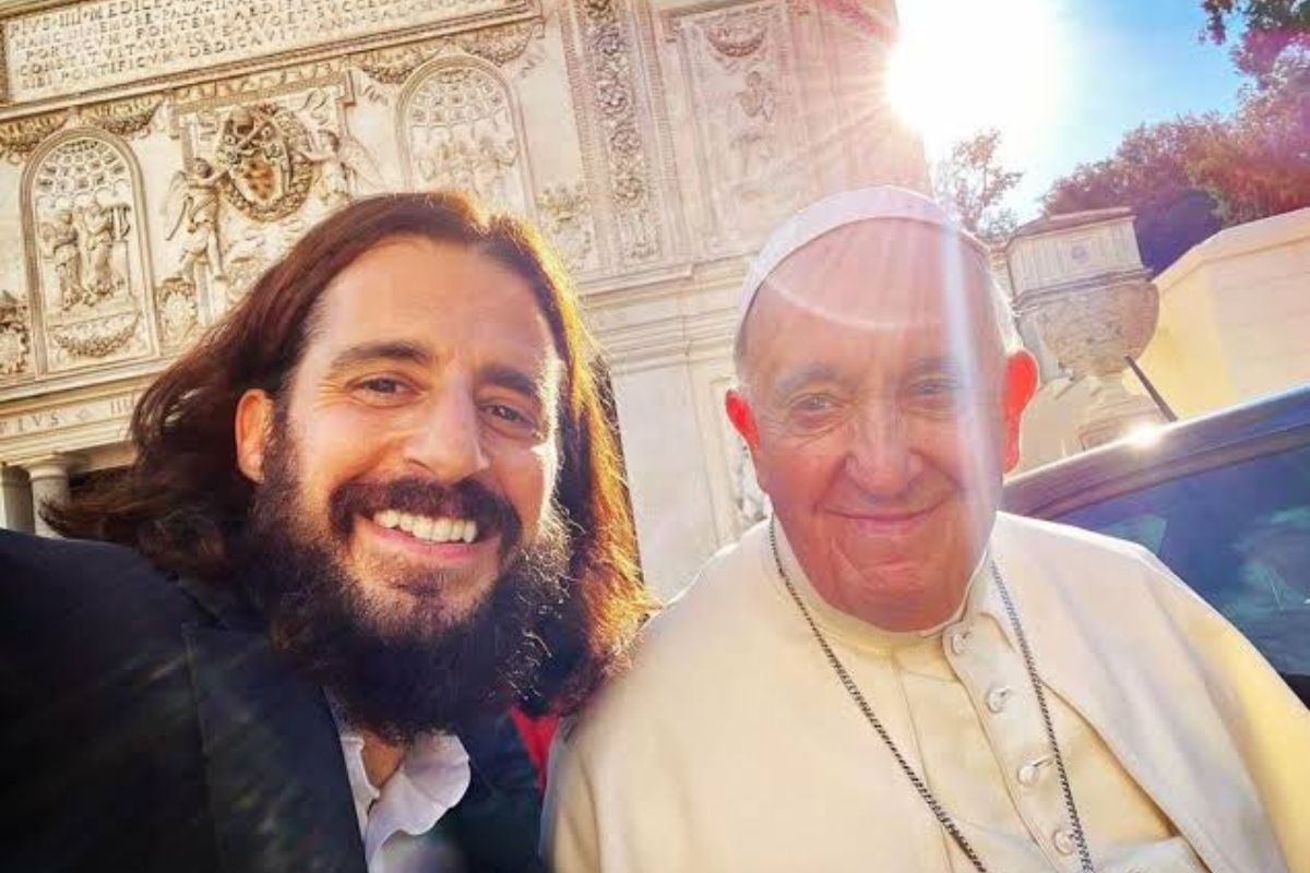 jesus-de-the-chosen-relembra-encontros-com-papa:-“profundamente-grato”