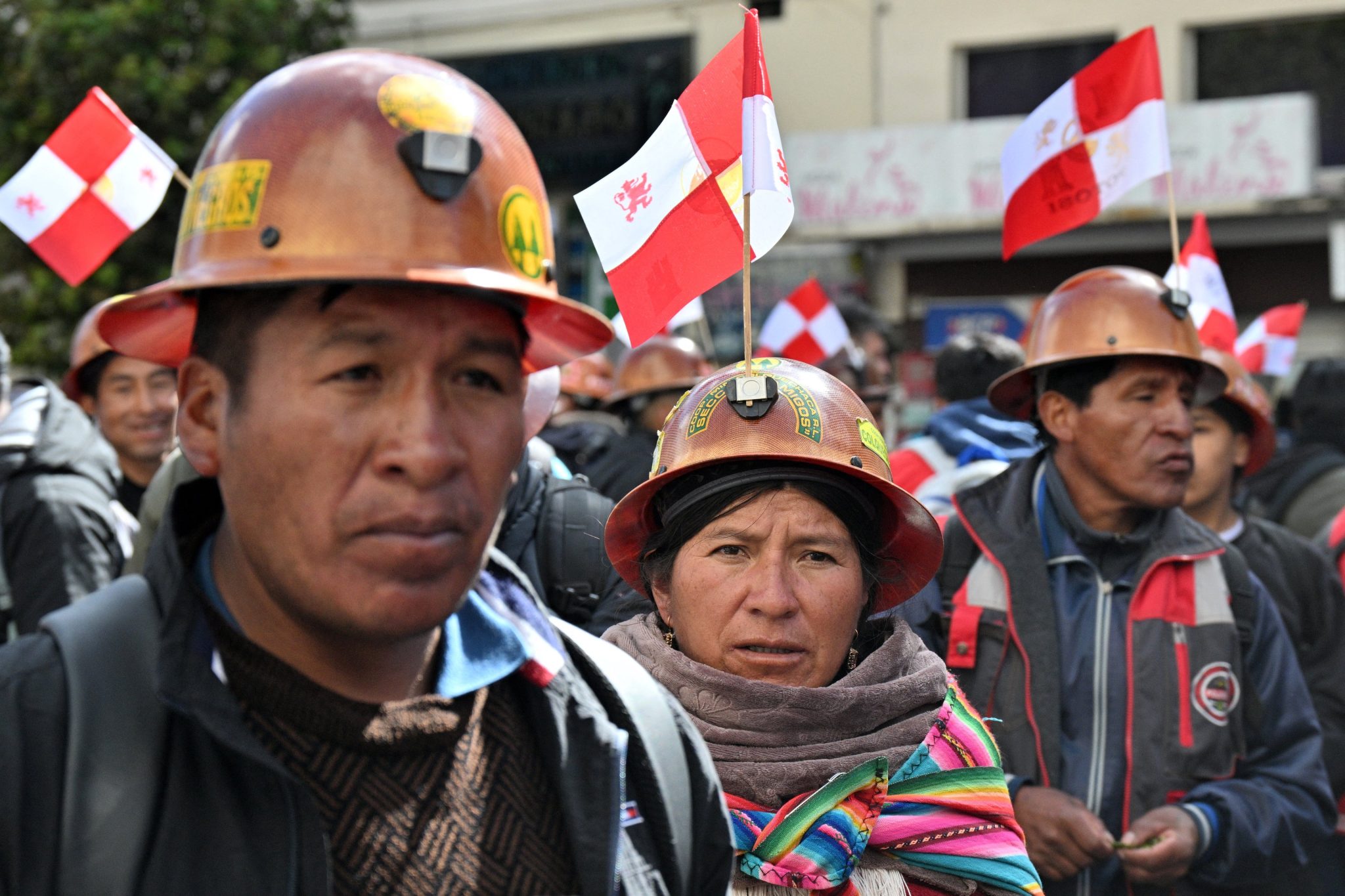 milhares-de-mineiros-bloqueiam-la-paz-em-protesto-contra-a-escassez-de-combustivel