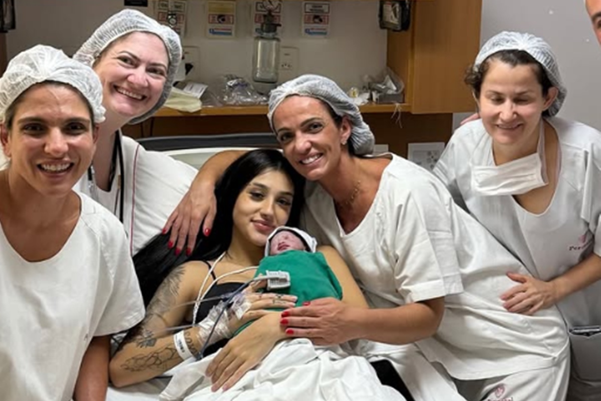 bia-miranda-se-desespera-ao-ver-filha-recem-nascida-internada-na-uti