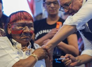 padilha-vacina-lideres-indigenas-durante-acampamento-em-brasilia