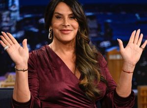 karla-sofia-gascon-consegue-primeiro-papel-no-cinema-apos-cancelamento