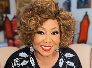 novo-album-de-alcione-tera-participacao-de-iza-e-bateria-da-mangueira