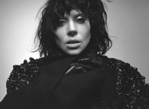 lady-gaga-enfrenta-problema-com-microfone-em-festival:-“canto-ao-vivo”