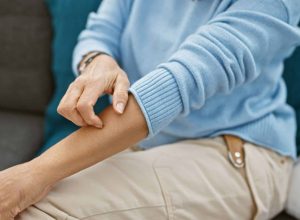 por-que-sentimos-coceira-so-de-ver-alguem-se-cocando?