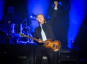 paul-mccartney-publica-foto-divertida-vestido-de-coelho.-veja
