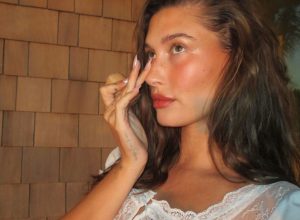 hailey-bieber-revela-diagnostico-de-dois-cistos-no-ovario