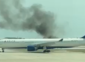 aviao-pega-fogo-e-cerca-de-300-passageiros-sao-evacuados-da-aeronave-em-orlando,-nos-eua;-veja