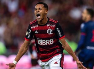 ex-flamengo-se-declara-para-modelo-gravida-de-sua-1a-filha
