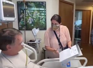 bolsonaro-reclama-de-moraes-com-oficial-de-justica-ao-ser-intimado-em-hospital;-veja-o-video