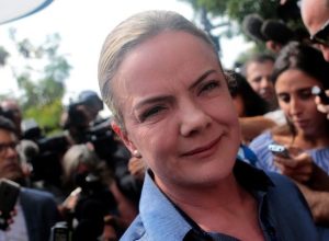 gleisi-critica-projeto-por-anistia-aos-condenados-pelo-8-de-janeiro:-‘afronta-ao-judiciario’